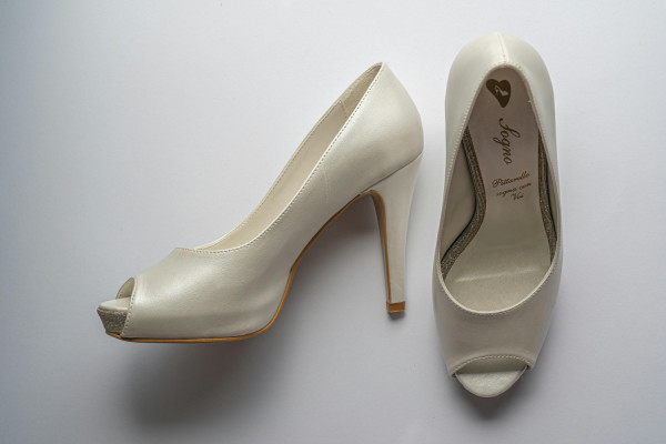 Buty peep toe – must have w letnich zestawieniach